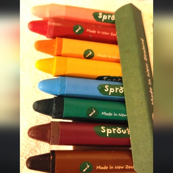 Sproutlings Natural Soy & Beeswax Crayons 8 Piece Count Multicolor Vibrant NEW - Picture 9 of 11